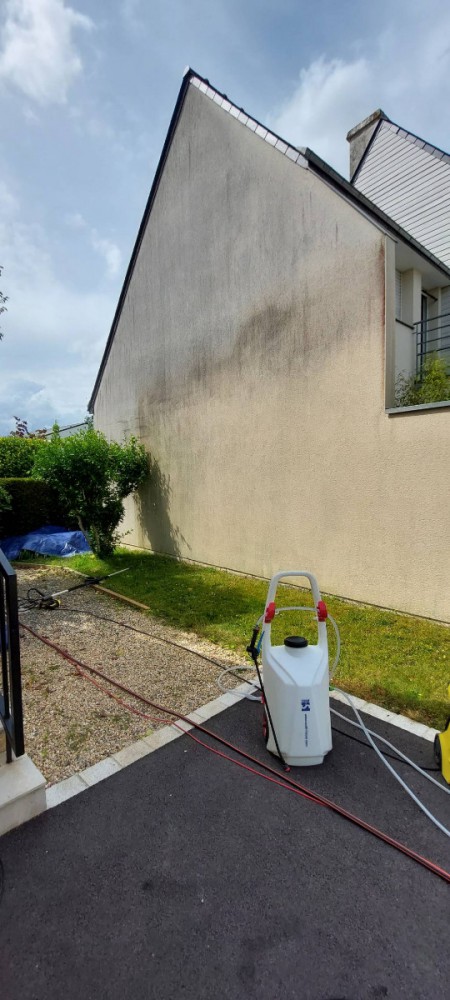 nettoyage_des_algues_rouges_sur_facades_par_voltac_rennes